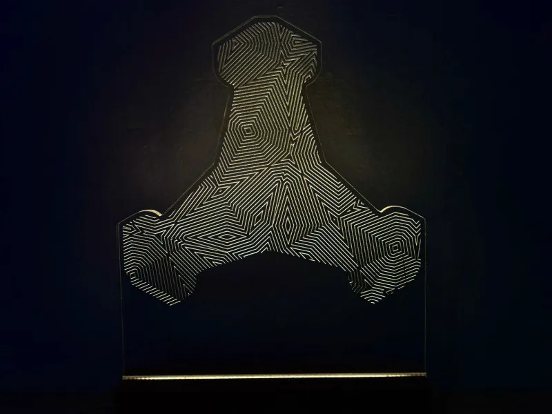 Stabilopod by Constantin - Segno luminoso inciso in plexiglas su base di legno