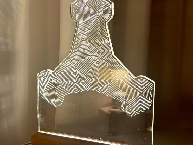 Stabilopod by Constantin - Segno luminoso inciso in plexiglas su base di legno