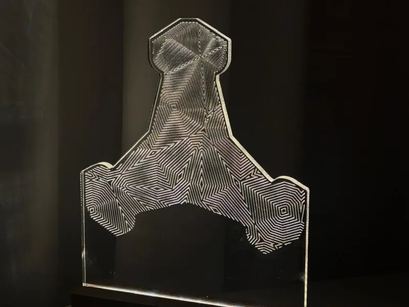 Stabilopod by Constantin - Segno luminoso inciso in plexiglas su base di legno