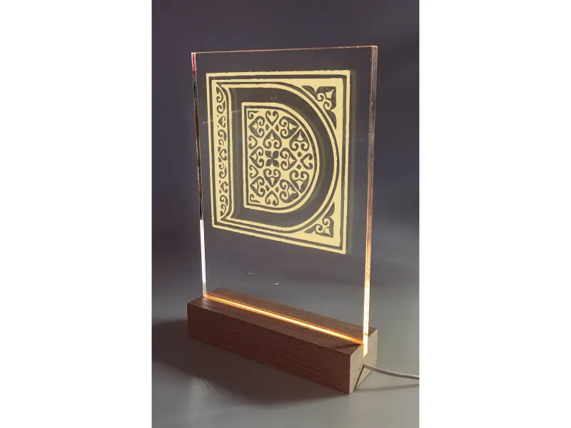 it Bricul Mircea - Segno luminoso inciso in plexiglas su base di legno