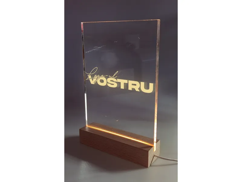 Bricul Mircea - Segno luminoso inciso in plexiglas su base di legno